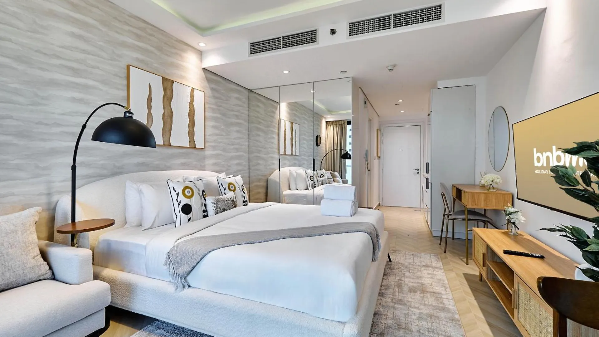 Bnbmehomes - Gold Crest Views 2 Dubai Apartment
